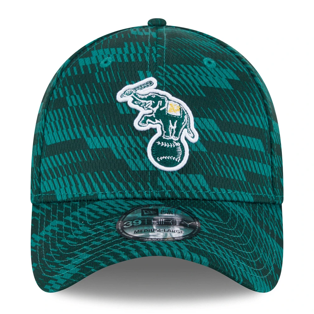 Men's New Era Green Athletics 2025 MLB Clubhouse 39THIRTY Flex Hat