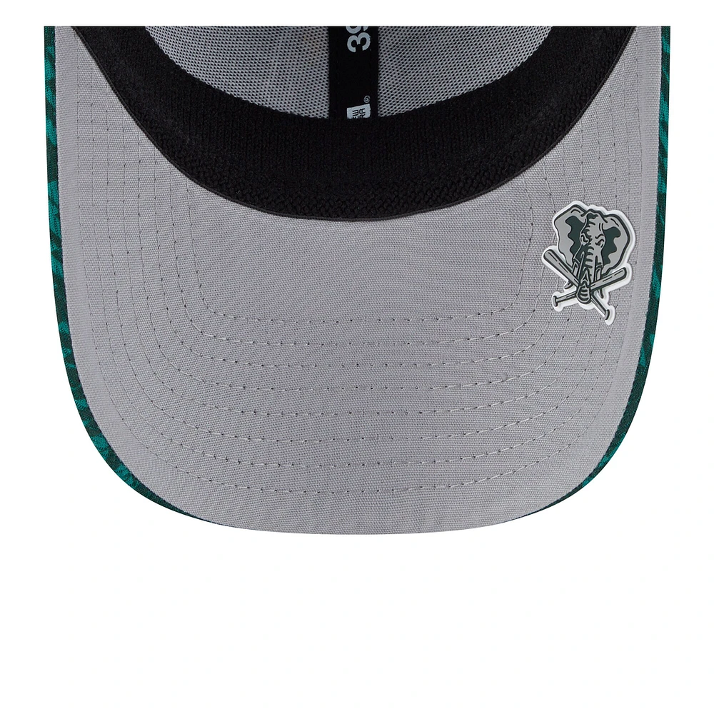 Men's New Era Green Athletics 2025 MLB Clubhouse 39THIRTY Flex Hat