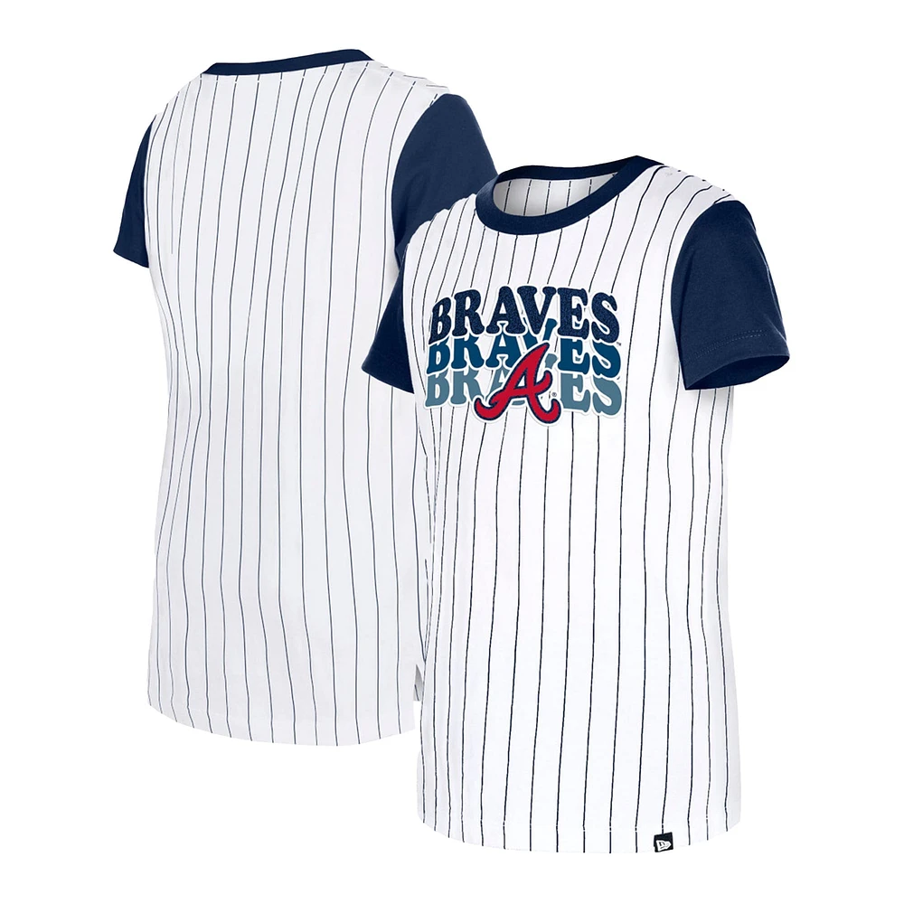 T-shirt blanc à fines rayures New Era pour jeunes filles des Atlanta Braves