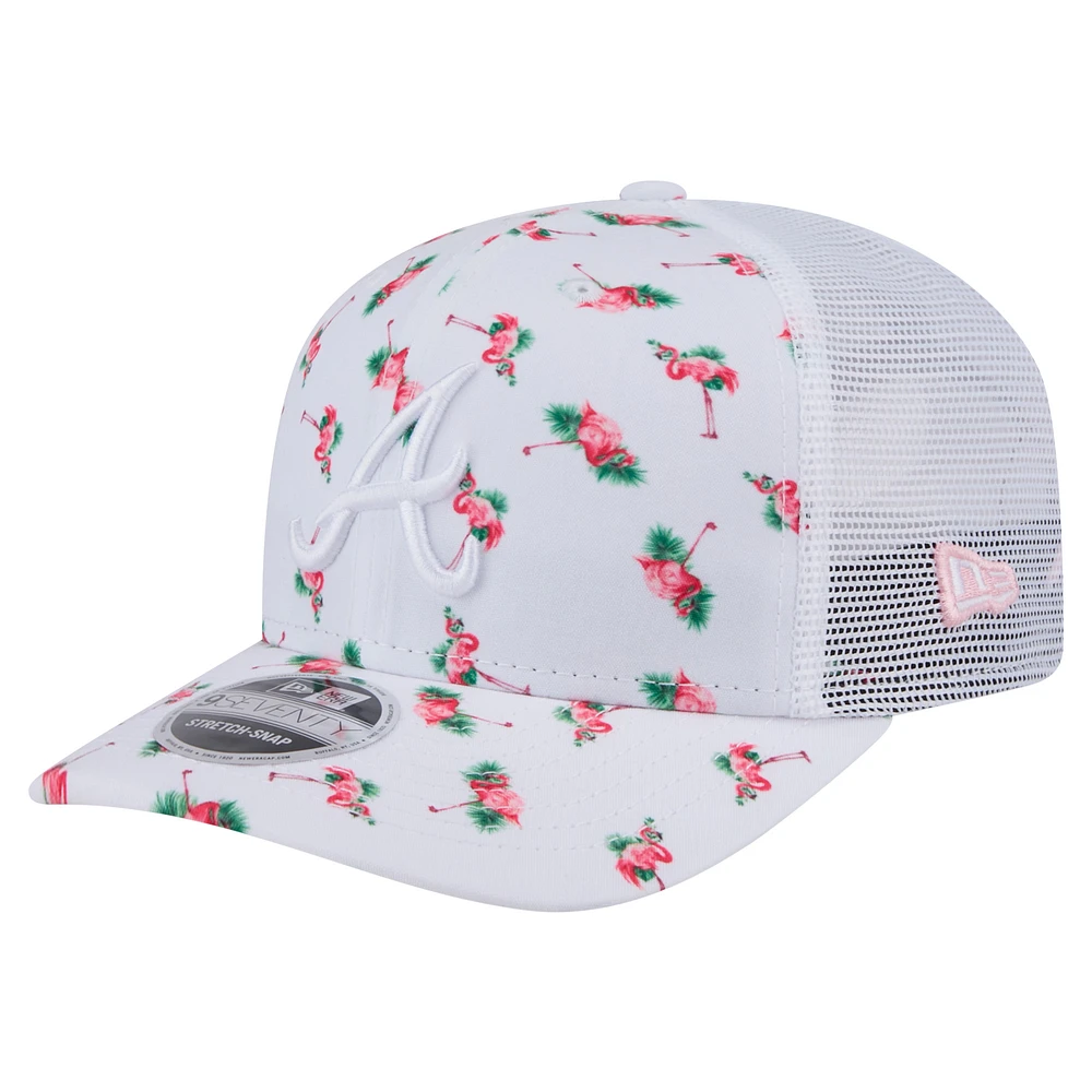 Casquette extensible à bouton-pression 9SEVENTY blanche New Era pour homme avec dos en maille Flamingo des Braves d'Atlanta