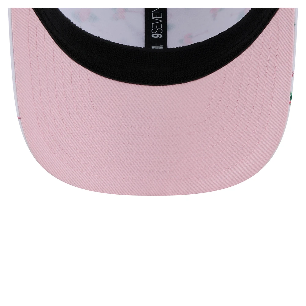 Casquette extensible à bouton-pression 9SEVENTY blanche New Era pour homme avec dos en maille Flamingo des Braves d'Atlanta