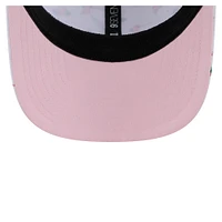 Casquette extensible à bouton-pression 9SEVENTY blanche New Era pour homme avec dos en maille Flamingo des Braves d'Atlanta