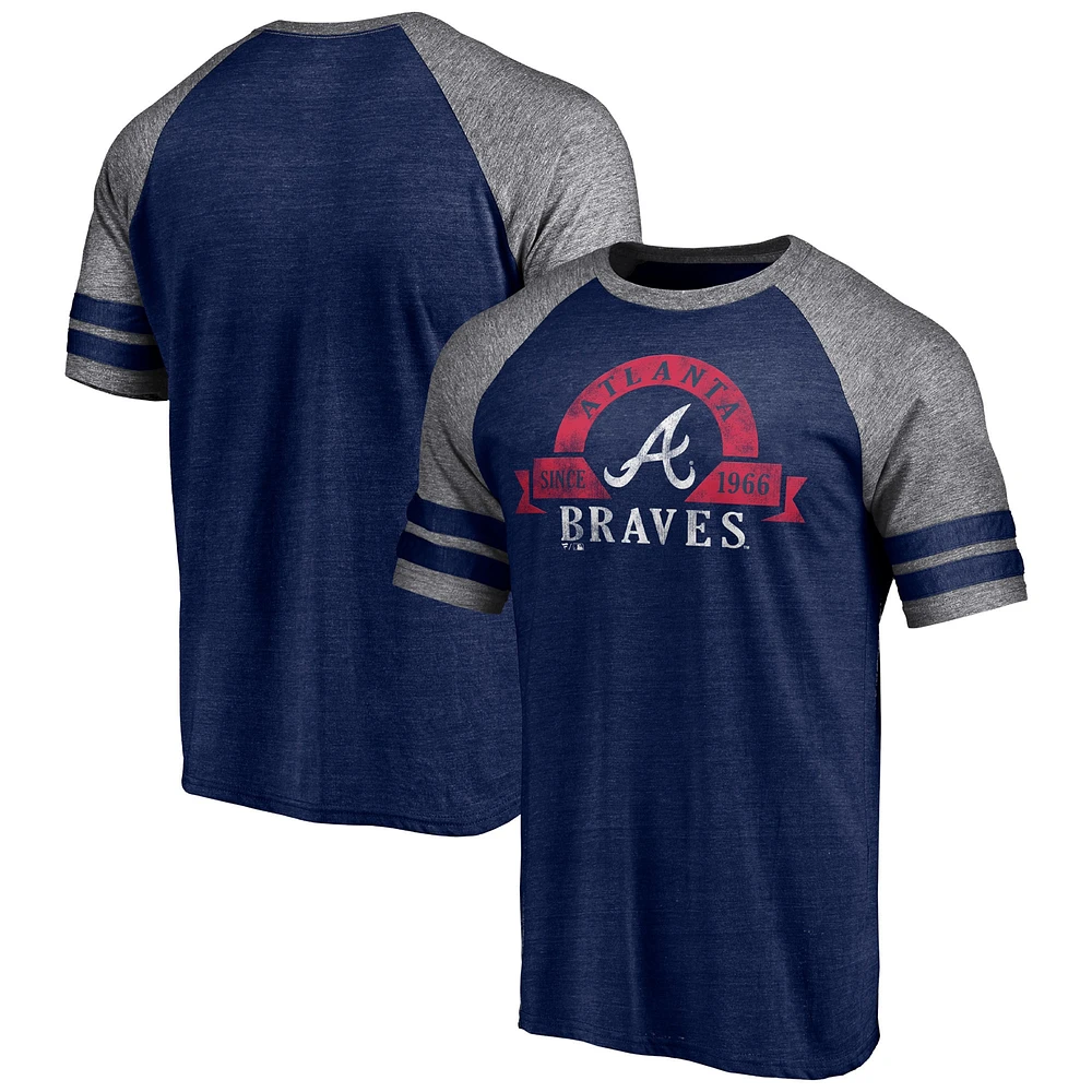 T-shirt utilitaire tri-mélange raglan à deux bandes Fanatics Heather Navy Atlanta Braves pour hommes