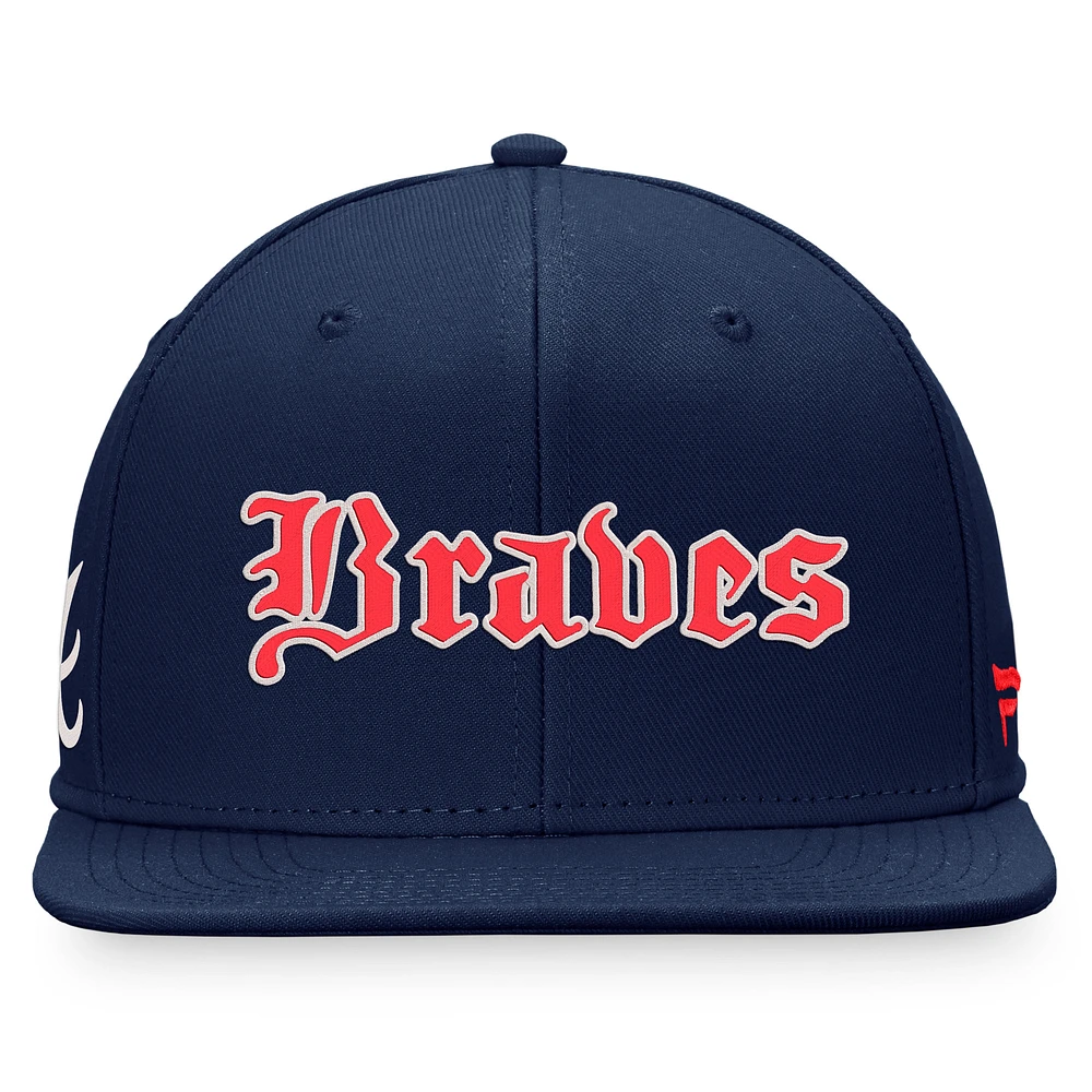 Casquette ajustée à script gothique Fanatics Navy Atlanta Braves pour hommes