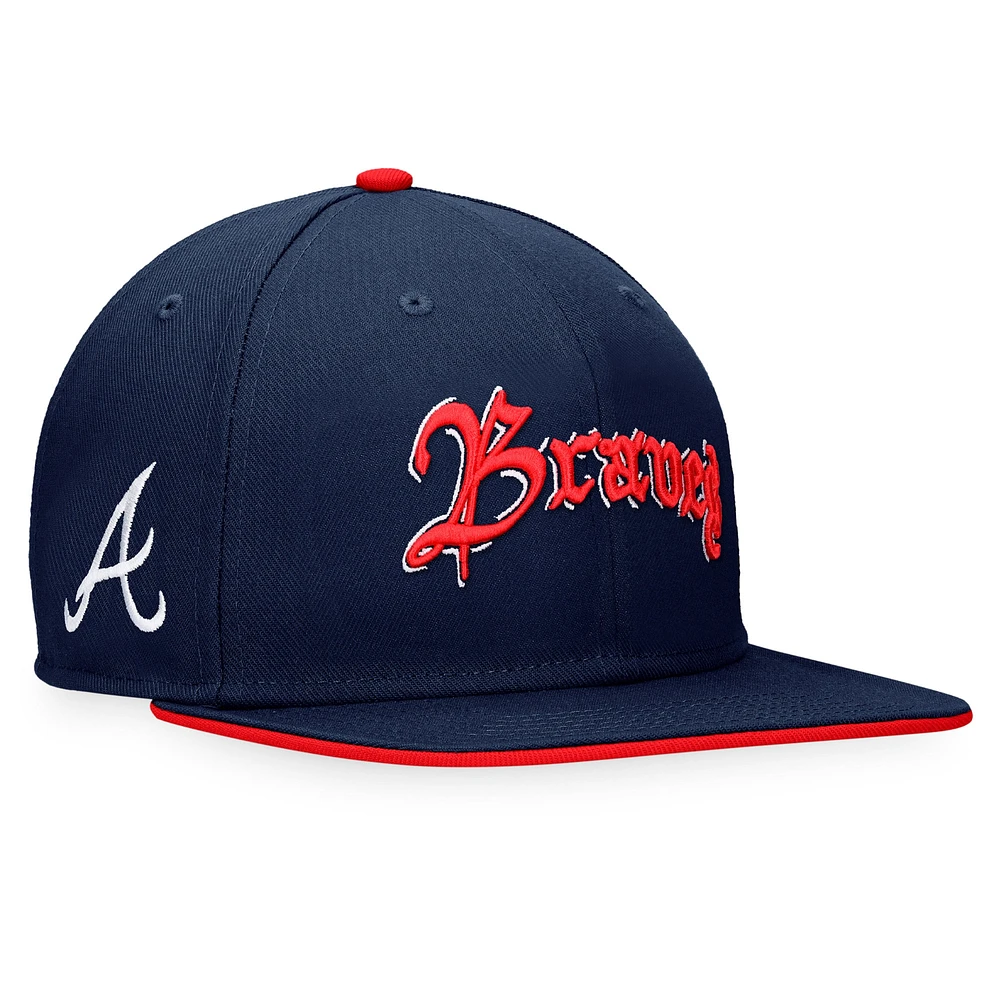 Fanatics pour hommes bleu marine Atlanta Braves Iconic Old English - Casquette Snapback