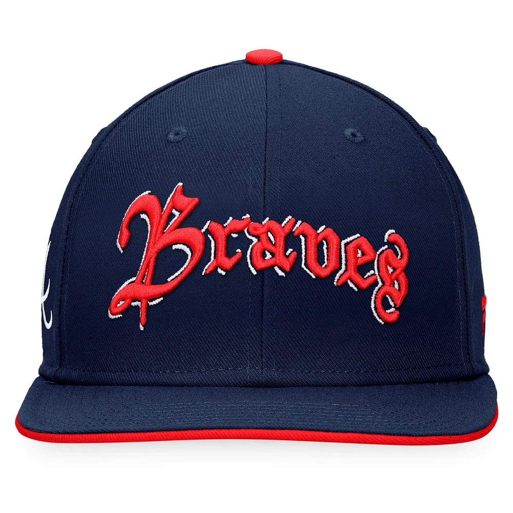 Fanatics pour hommes bleu marine Atlanta Braves Iconic Old English - Casquette Snapback