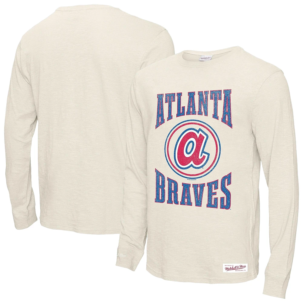 T-shirt à manches longues flammé avec logo arqué Atlanta Braves de Mitchell & Ness pour homme, couleur crème