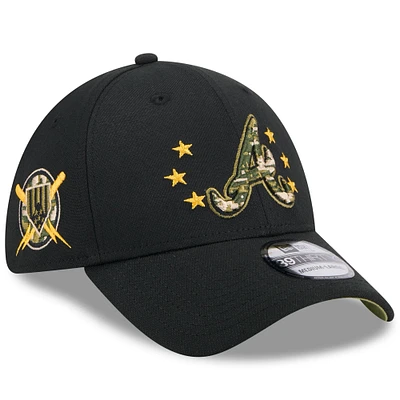 Casquette flexible 39THIRTY pour la Journée des forces armées 2024 Braves d'Atlanta New Era noire hommes