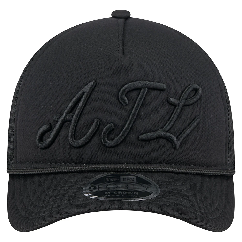 Casquette camionneur ajustable noire New Era 9FORTY A-Frame M-Crown pour homme avec logo City Initial des Braves d'Atlanta