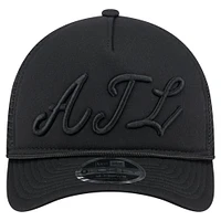 Casquette camionneur ajustable noire New Era 9FORTY A-Frame M-Crown pour homme avec logo City Initial des Braves d'Atlanta