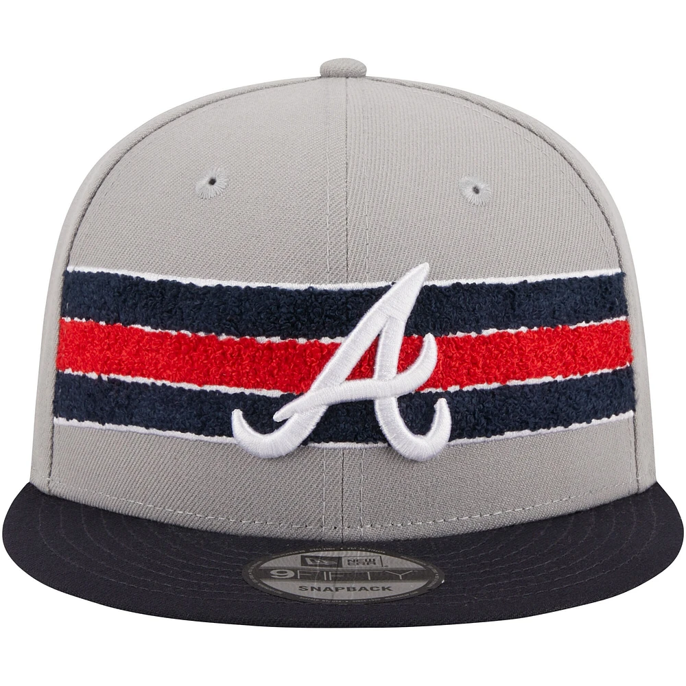 Casquette Snapback 9FIFTY Atlanta Braves Chenille Band New Era pour hommes, gris/bleu marine