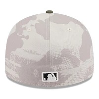 Casquette ajustée 59FIFTY Atlanta Braves 2025 Armed Forces Day pour homme, beige clair/olive, New Era