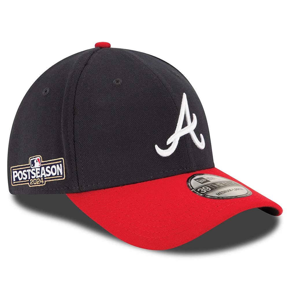 Casquette 39THIRTY Flex bleu marine/rouge pour homme Atlanta Braves 2024 MLB Postseason Side Patch New Era