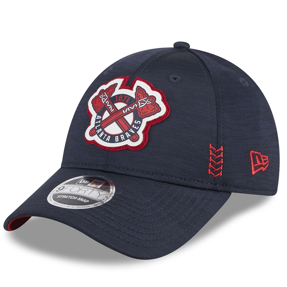 Casquette réglable bleu marine Atlanta Braves 2024 Clubhouse 9FORTY New Era pour hommes