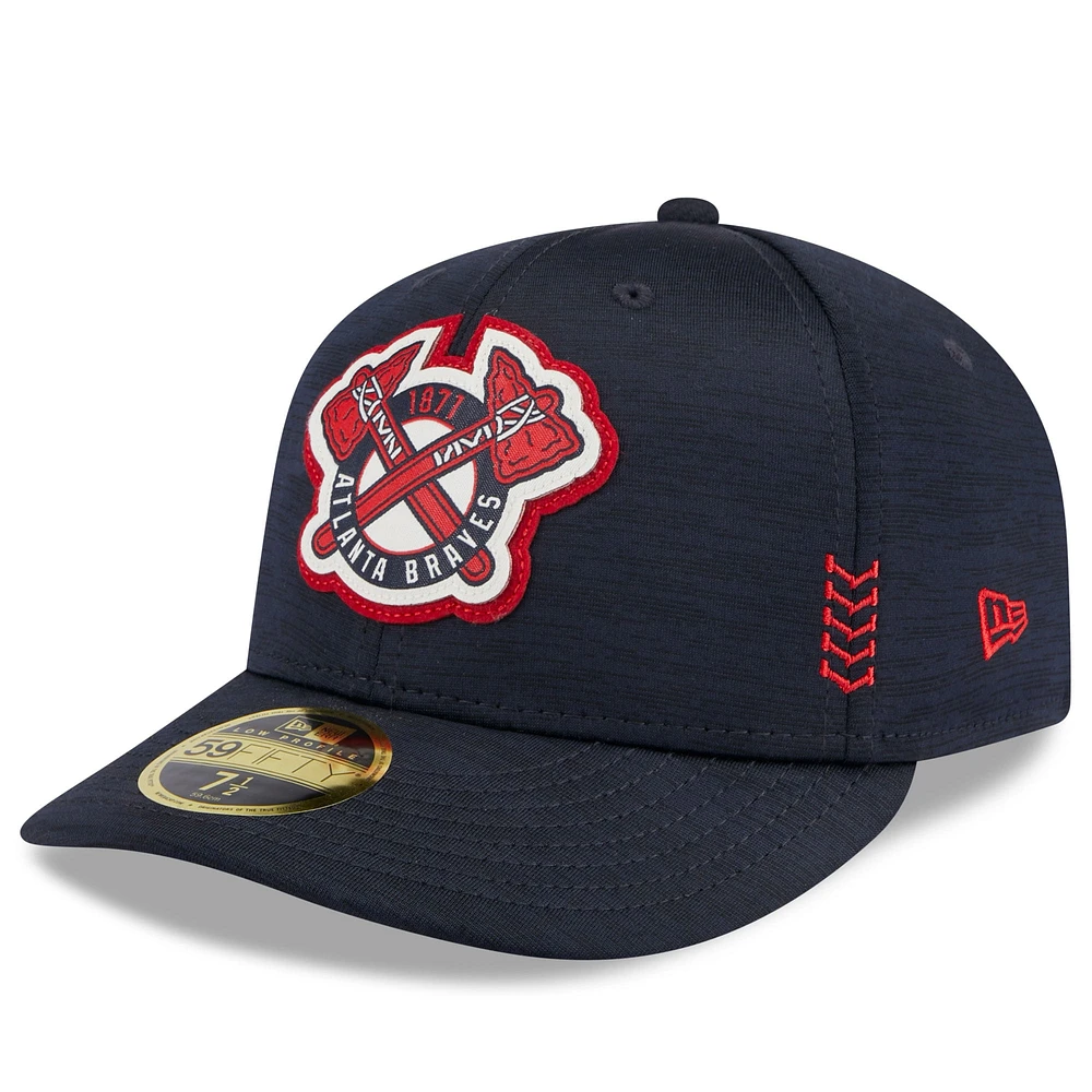 Casquette ajustée 59FIFTY à profil bas Atlanta Braves 2024 Clubhouse New Era pour hommes, bleu marine