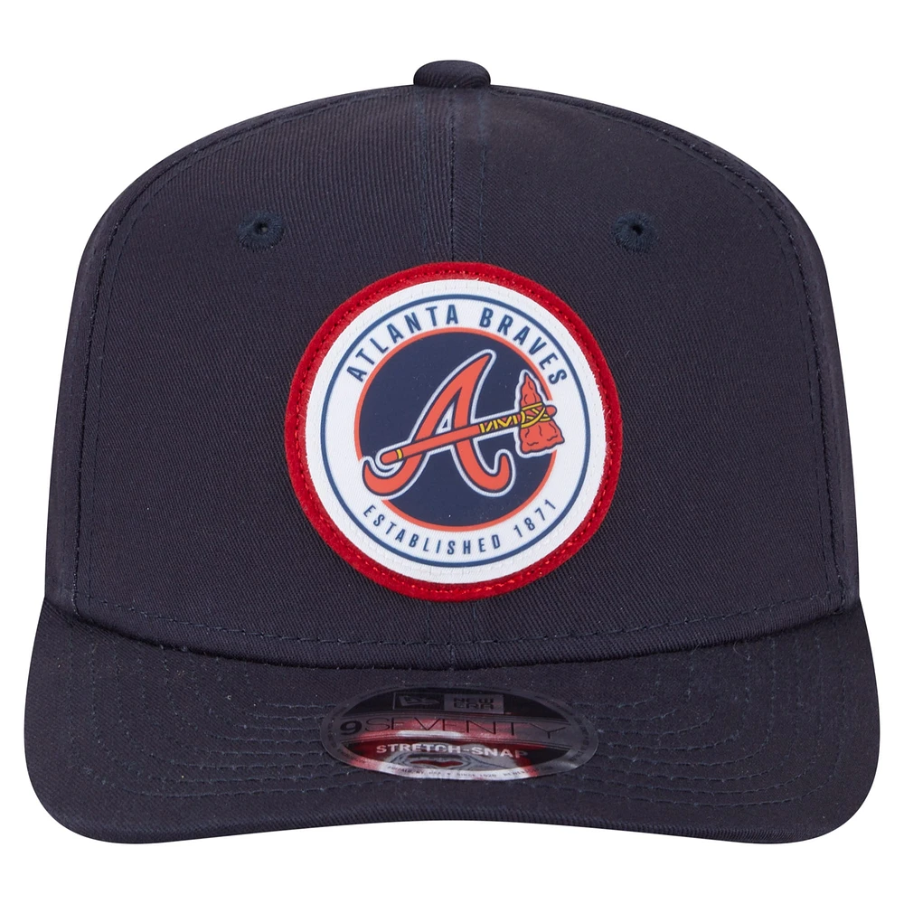 Casquette extensible à bouton-pression New Era bleu marine Atlanta Braves Circle Patch 9SEVENTY pour homme