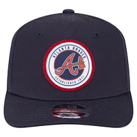 Casquette extensible à bouton-pression New Era bleu marine Atlanta Braves Circle Patch 9SEVENTY pour homme