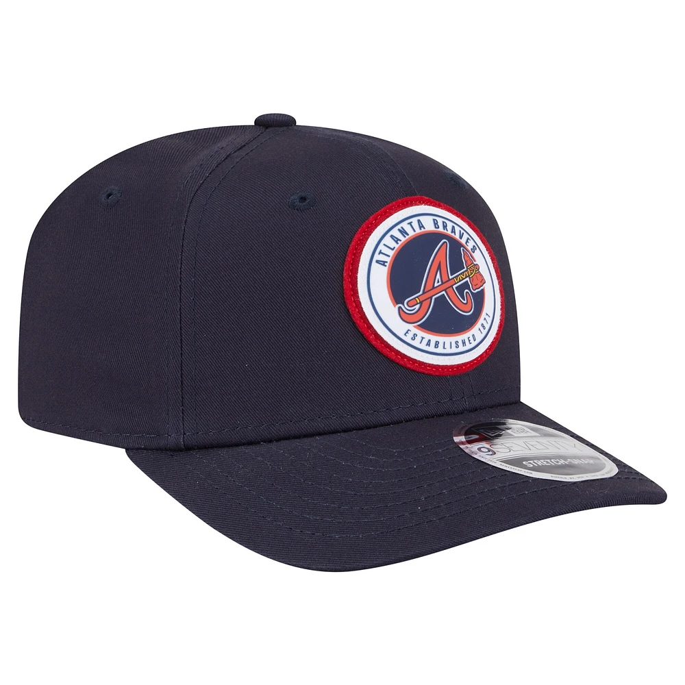 Casquette extensible à bouton-pression New Era bleu marine Atlanta Braves Circle Patch 9SEVENTY pour homme