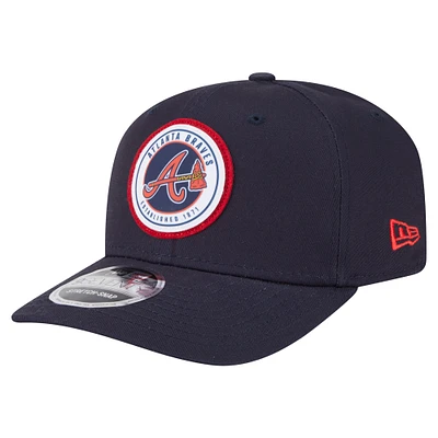 Casquette extensible à bouton-pression New Era bleu marine Atlanta Braves Circle Patch 9SEVENTY pour homme