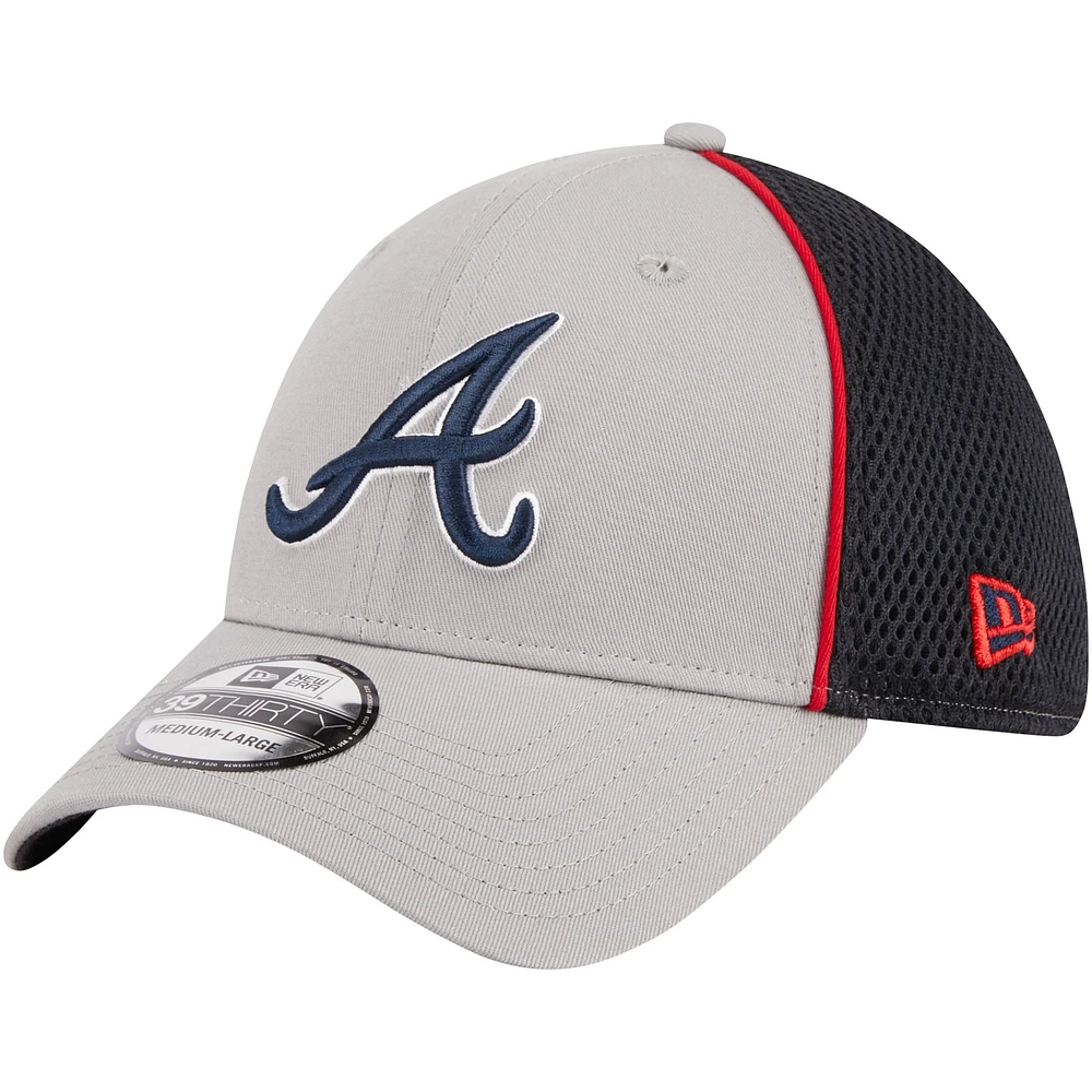 Casquette flexible 39THIRTY Pipe des Atlanta Braves New Era pour hommes, bleu marine