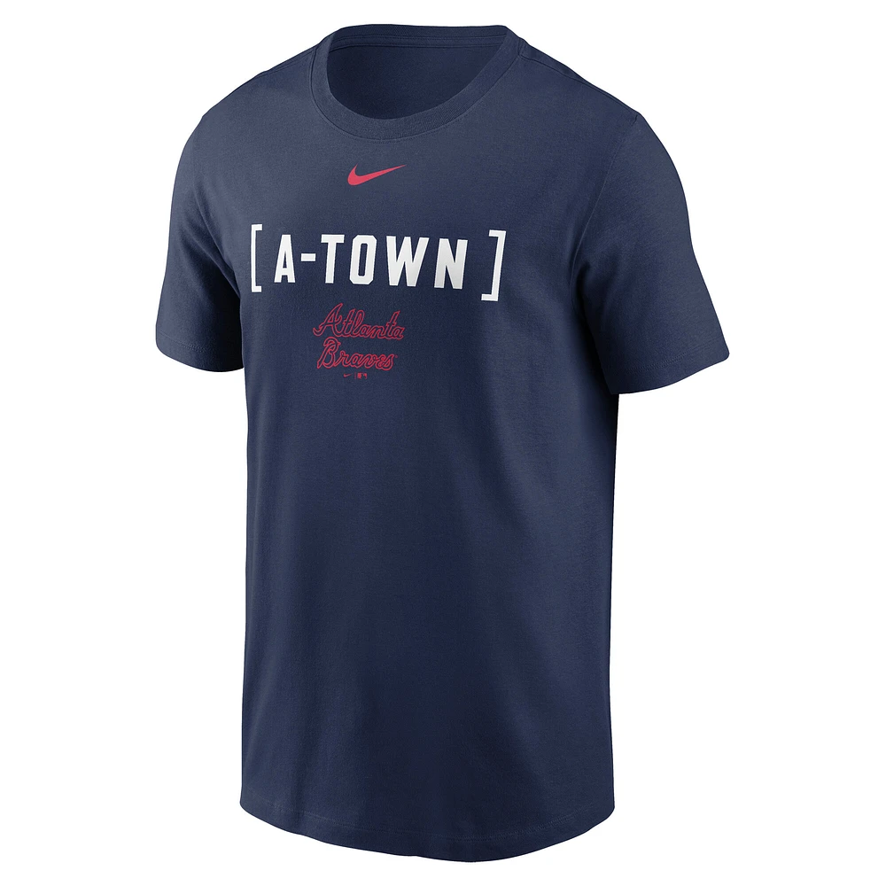 T-shirt Nike bleu marine Atlanta Braves Bracket Team Phrase pour homme