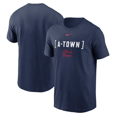 T-shirt Nike bleu marine Atlanta Braves Bracket Team Phrase pour homme