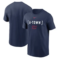 T-shirt Nike bleu marine Atlanta Braves Bracket Team Phrase pour homme