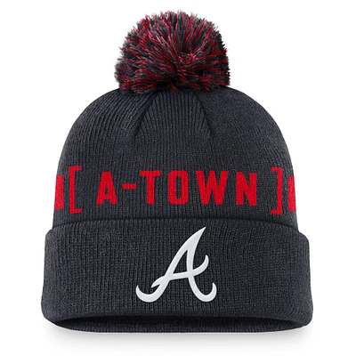 Bonnet en tricot à revers Nike pour hommes, bleu marine, Atlanta Braves, Hometown Peak, avec pompon