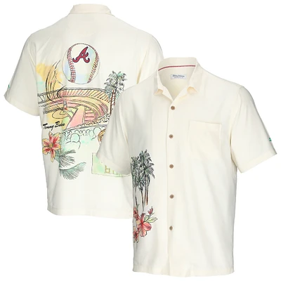 Chemise boutonnée crème Tommy Bahama pour hommes des Braves d'Atlanta Paradise Fly Ball Camp