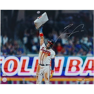 Photographie autographiée de 16" x 20" de Ronald Acuña Jr. Atlanta Braves tenant une base
