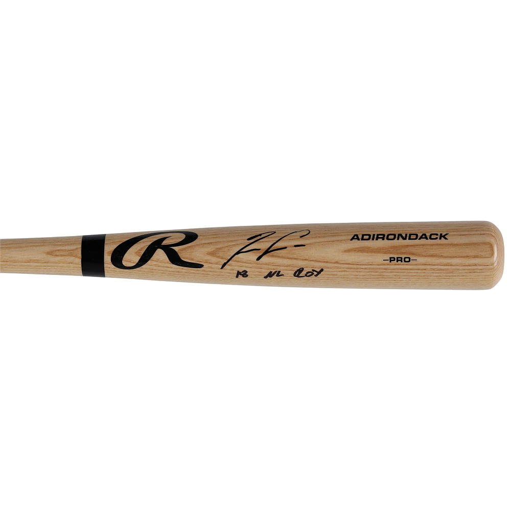 Ronald Acuña Jr., batteur professionnel dédicacé par les Braves d'Atlanta, blonde et Rawlings, avec l'inscription « 18 NL ROY »