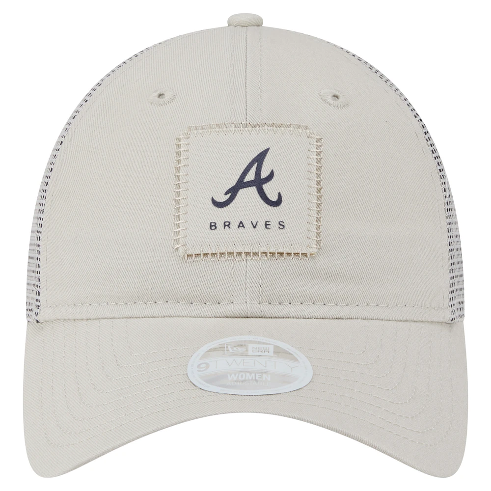 Casquette ajustable 9TWENTY à point carré beige clair des Braves d'Atlanta de New Era pour femme