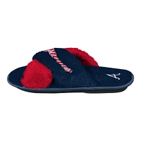 Pantoufles à enfiler en fausse fourrure croisées bicolores FOCO Atlanta Braves pour femmes, bleu marine