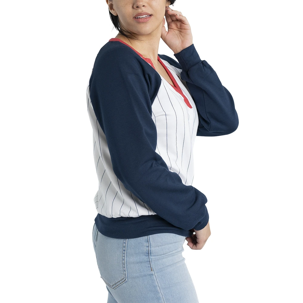 Haut pull en polaire à col V Lusso blanc/bleu marine Atlanta Braves Mack pour femmes