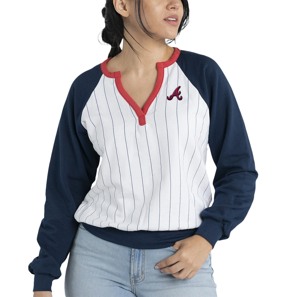 Haut pull en polaire à col V Lusso blanc/bleu marine Atlanta Braves Mack pour femmes