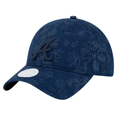 Casquette ajustable 9TWENTY à motif floral ton sur ton bleu marine des Braves d'Atlanta de New Era pour femme