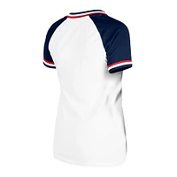 T-shirt blanc à col en V raglan double reliure jersey New Era des Braves d'Atlanta pour femme