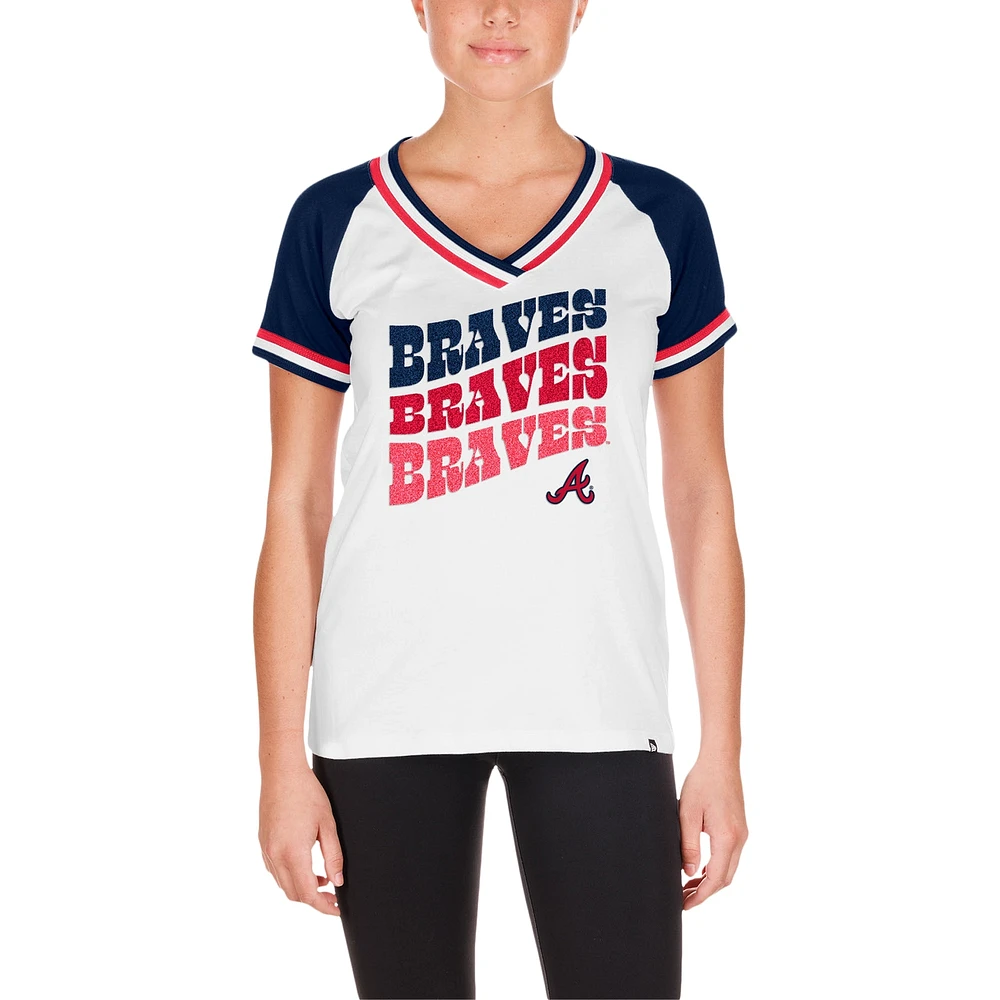 T-shirt blanc à col en V raglan double reliure jersey New Era des Braves d'Atlanta pour femme