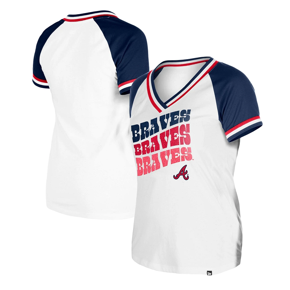 T-shirt blanc à col en V raglan double reliure jersey New Era des Braves d'Atlanta pour femme