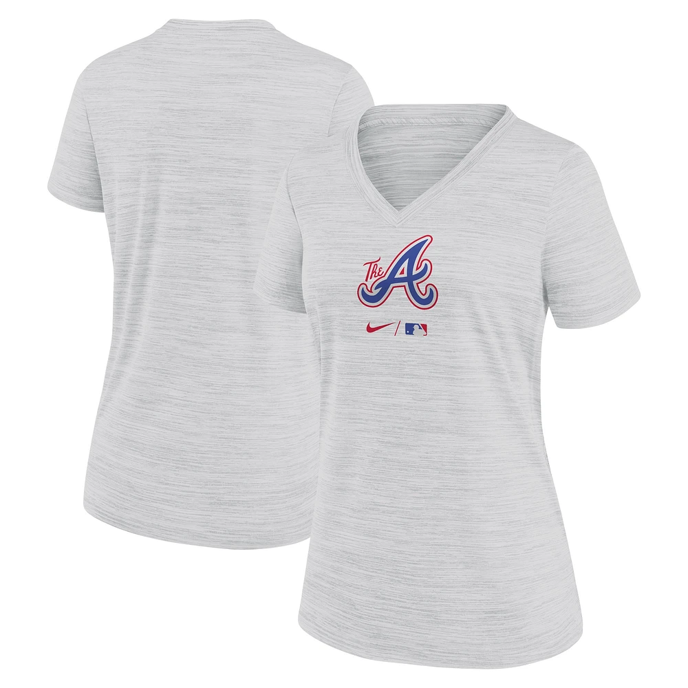 T-shirt à col en V Nike gris Atlanta Braves City Connect Velocity Practice Performance pour femme