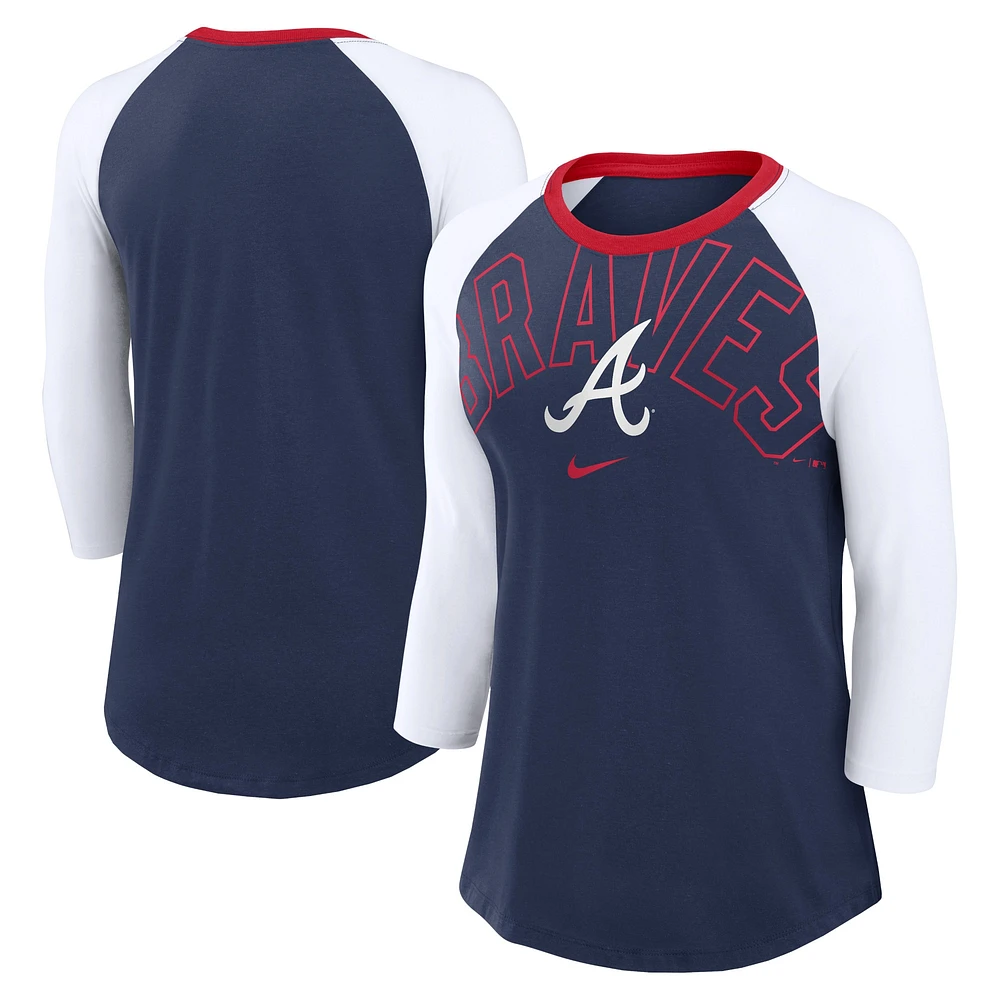 T-shirt tri-mélange raglan à manches 3/4 Nike pour femmes, bleu marine/blanc, Atlanta Braves Knockout Arch