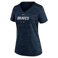 T-shirt à encolure en V Velocity Practice Performance Nike pour femme - Bleu marine Atlanta Braves Authentic Collection