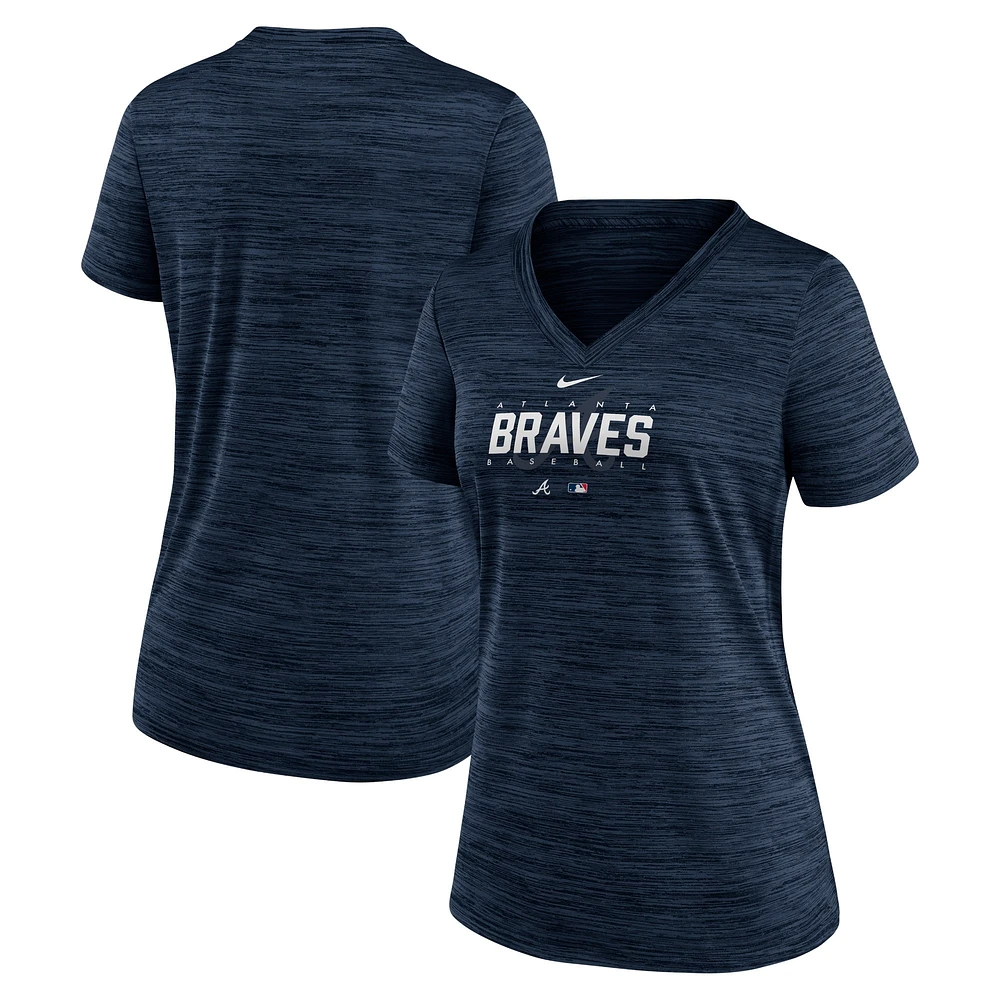 T-shirt à encolure en V Velocity Practice Performance Nike pour femme - Bleu marine Atlanta Braves Authentic Collection