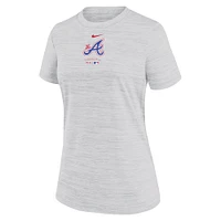 T-shirt Nike Atlanta Braves City Connect Practice Velocity blanc pour femme