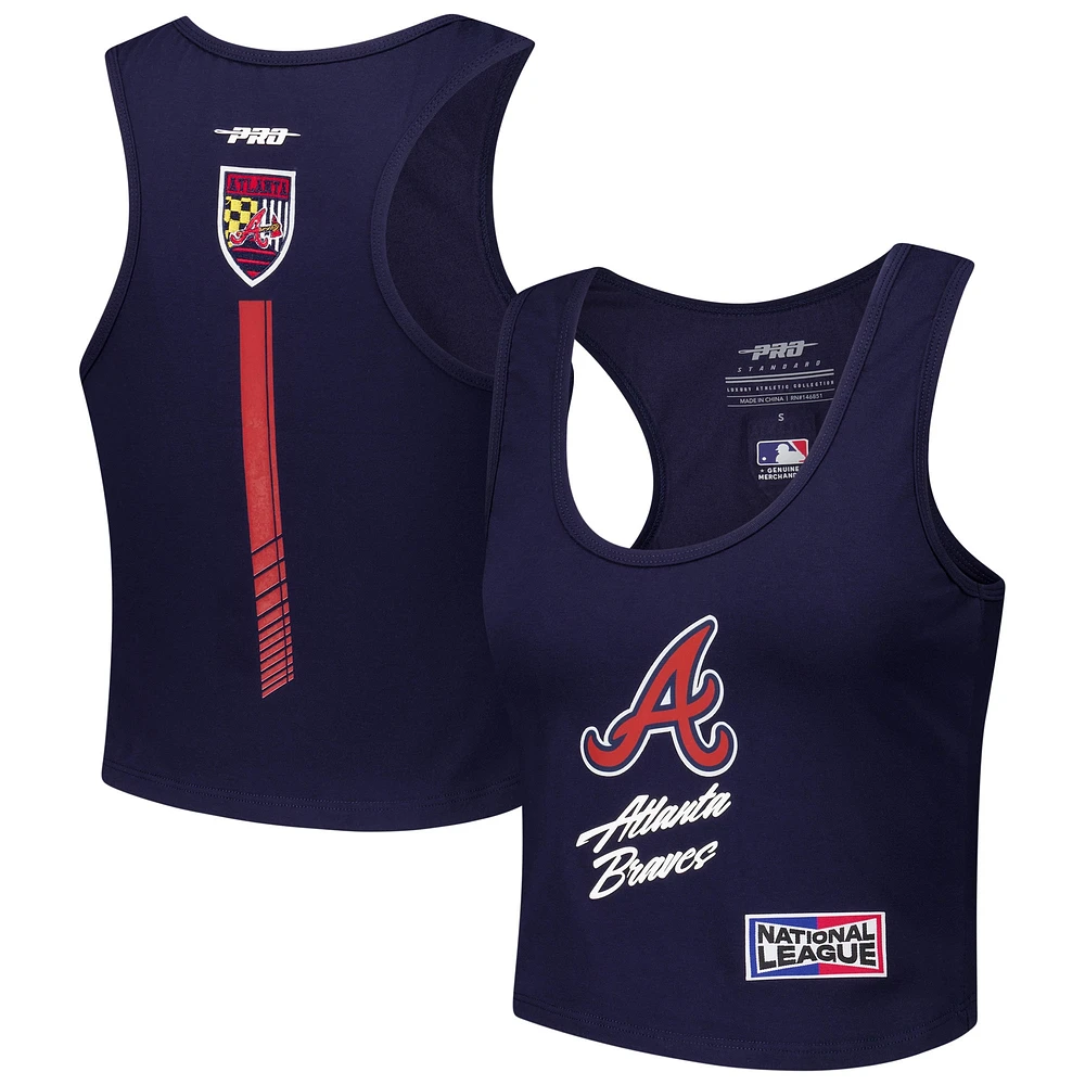 Débardeur court ajusté Pro Standard Atlanta Braves Fast Lane pour femme bleu marine