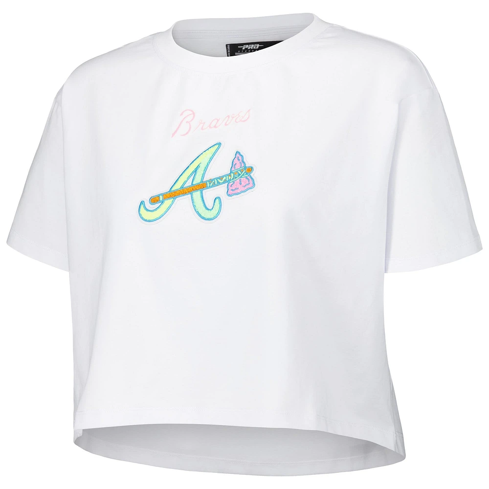 T-shirt court carré délavé fluo des Atlanta Braves Pro Standard pour femmes, blanc