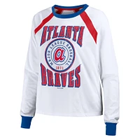 WEAR by Erin Andrews T-shirt blanc à manches longues raglan des Braves d'Atlanta pour femmes