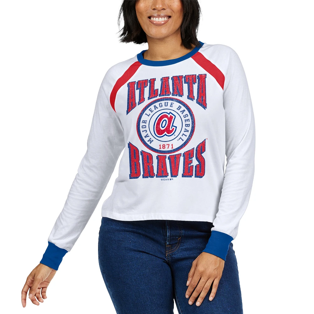 WEAR by Erin Andrews T-shirt blanc à manches longues raglan des Braves d'Atlanta pour femmes