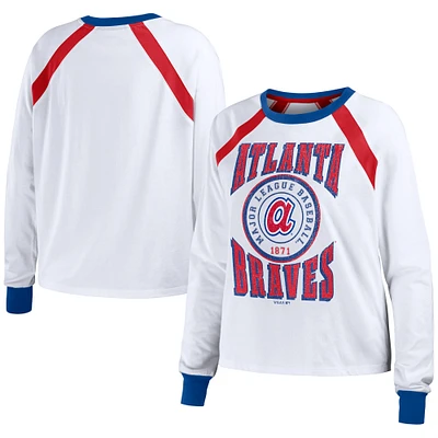 WEAR by Erin Andrews T-shirt blanc à manches longues raglan des Braves d'Atlanta pour femmes