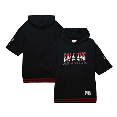 Sweat à capuche noir manches courtes d'avant-match des Falcons d'Atlanta Mitchell & Ness pour hommes